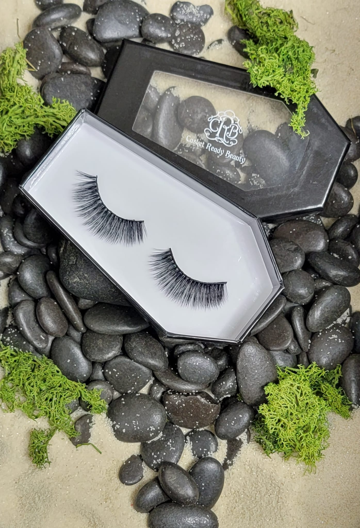 1 pair of high-quality hand-crafted 3D faux mink semi-dramatic medium-length full wispy flared strip lashes