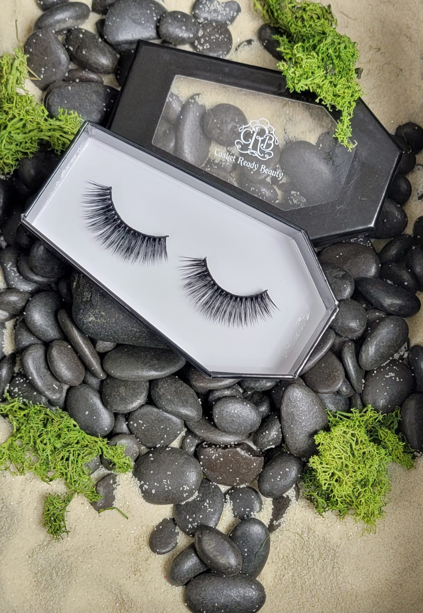 1 pair of high-quality hand-crafted 3D faux mink semi-dramatic medium-length full wispy flared strip lashes