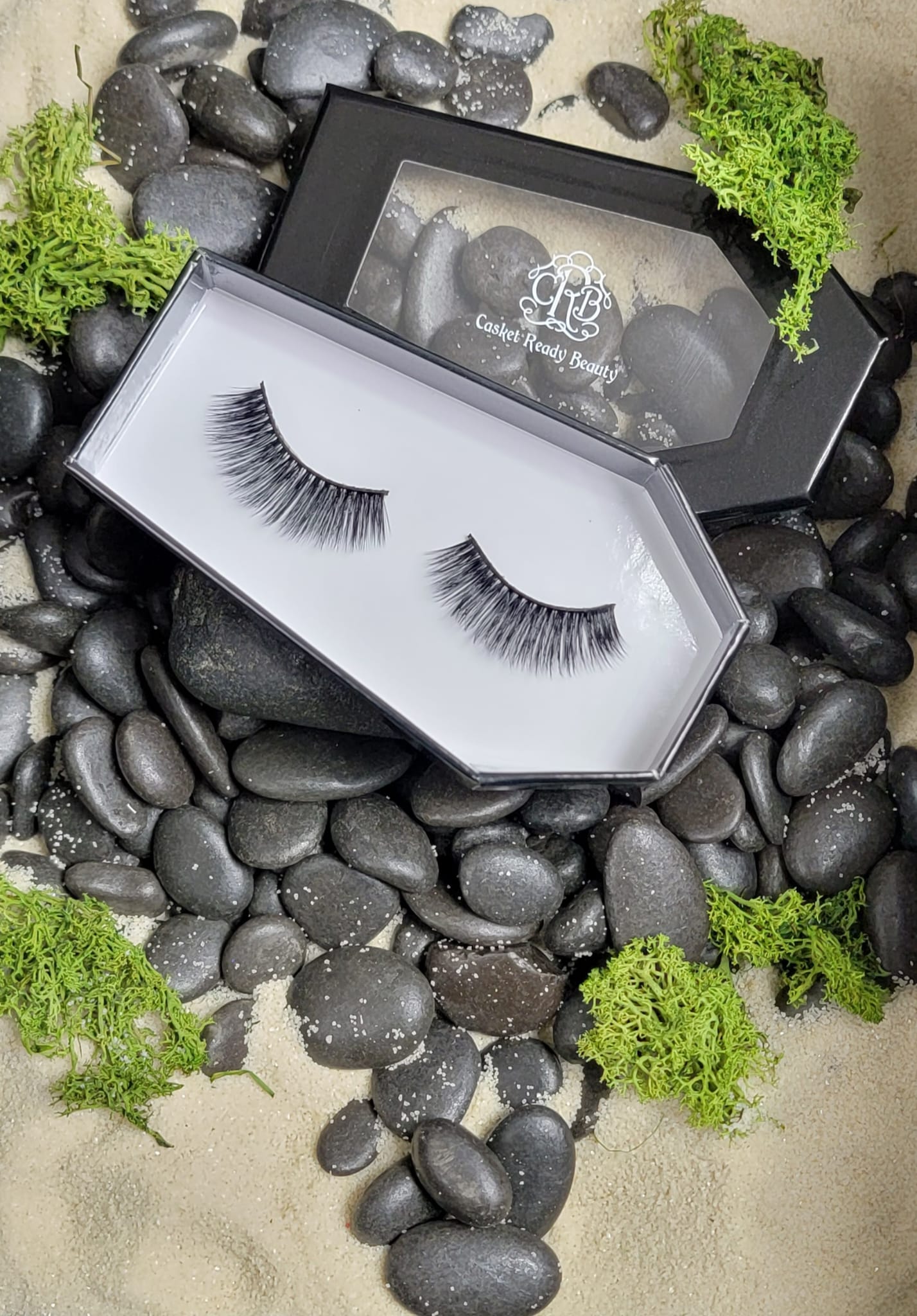 1 pair of high-quality hand-crafted 3D faux mink dramatic medium-length wispy flared strip lashes