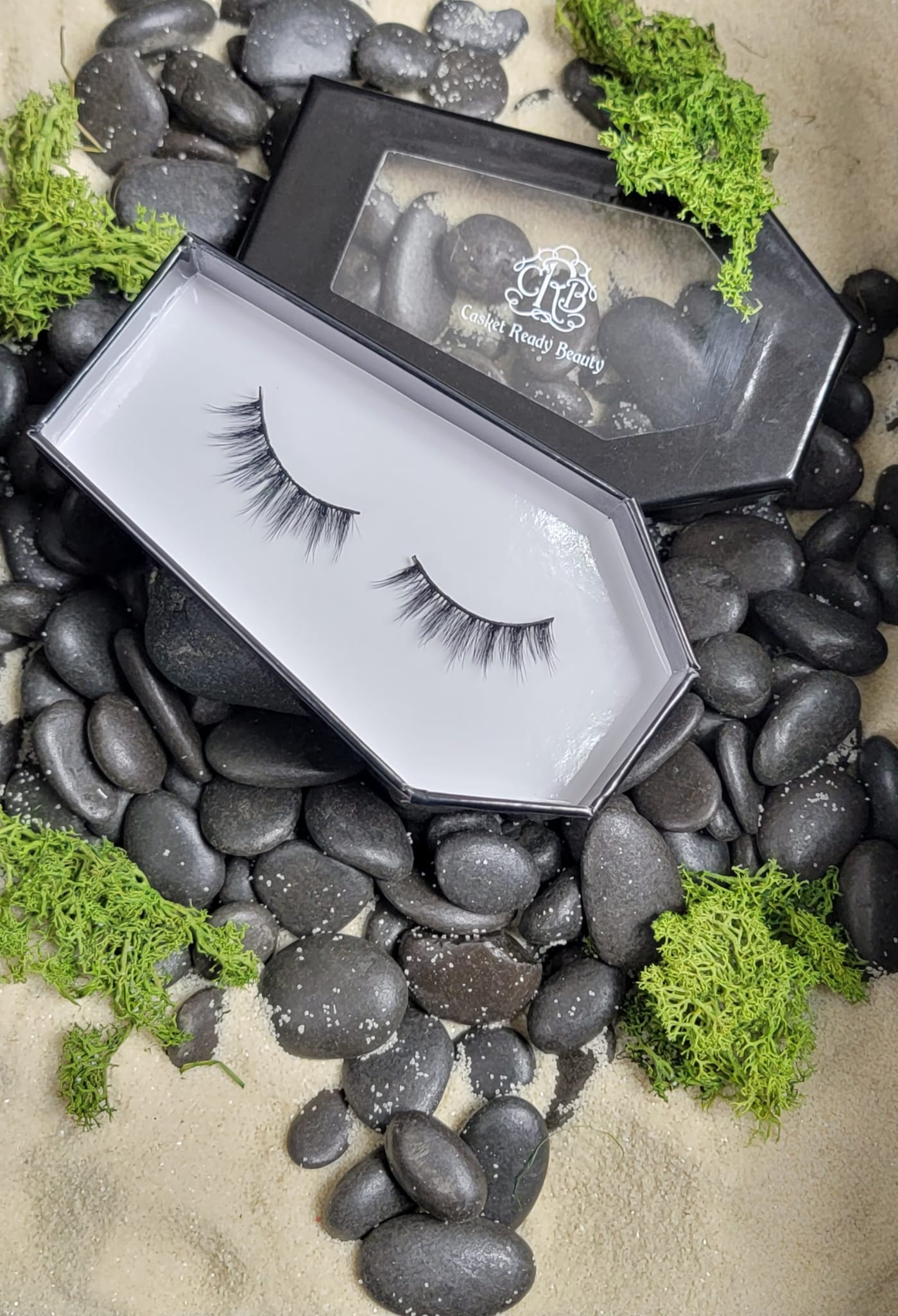 1 pair of high-quality hand-crafted 3D faux mink natural short-length wispy flared strip lashes